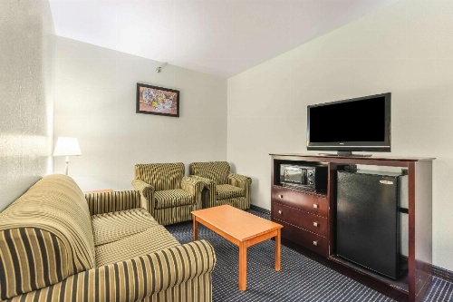 Econo Lodge Inn & Suites North Little Rock image 19