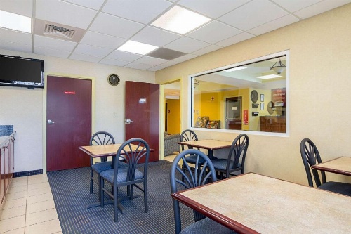 Econo Lodge Inn & Suites North Little Rock image 40