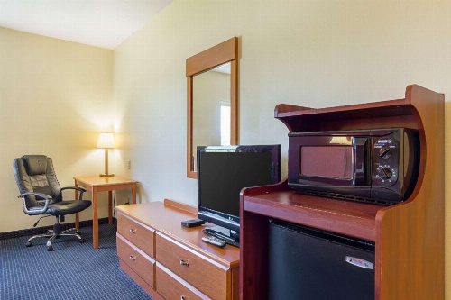 Econo Lodge Inn & Suites North Little Rock image 47